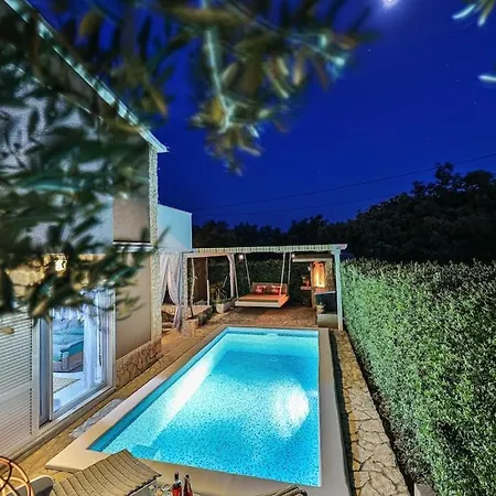 Pasko With Private Pool *