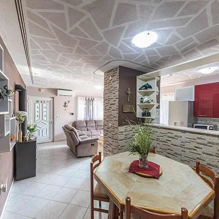 Pasko With Private Pool Apartman Kaštel Novi