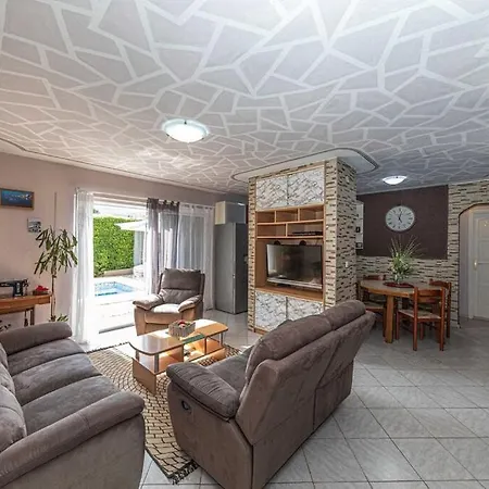 Appartement Pasko With Private Pool Kaštel Novi