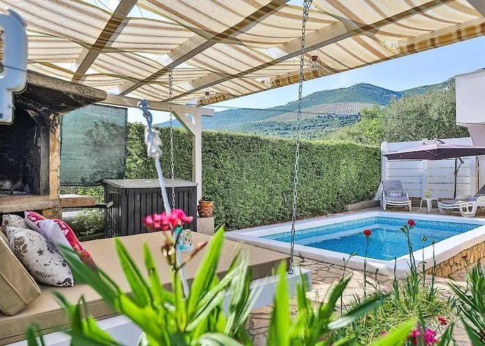 Pasko With Private Pool *